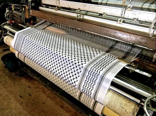 صناعة الكوفية الفلسطينية تراث الأجداد وهوية الفلسطيني