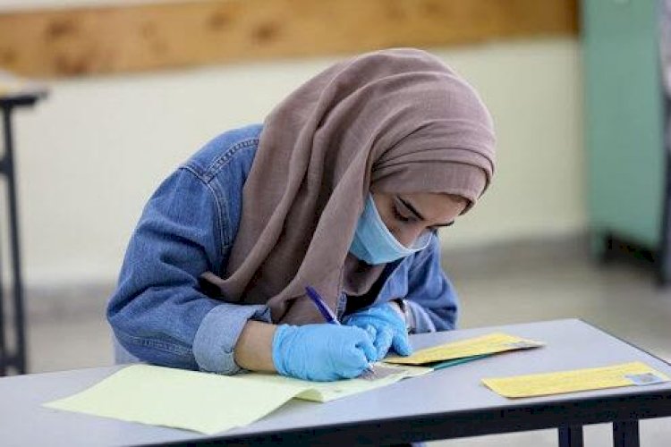 طلاب الثانوية العامة في اليوم لامتحان الثانوية العامة في فلسطين