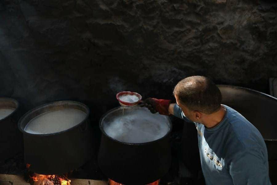 فلسطيني يصنع دبس العنب داخل منزله في مدينة #الخليل