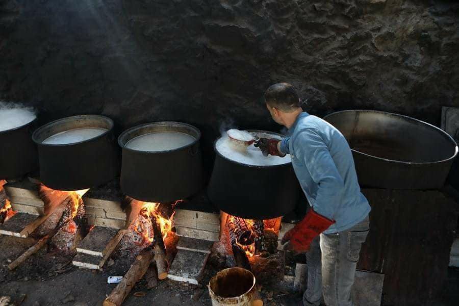 فلسطيني يصنع دبس العنب داخل منزله في مدينة #الخليل