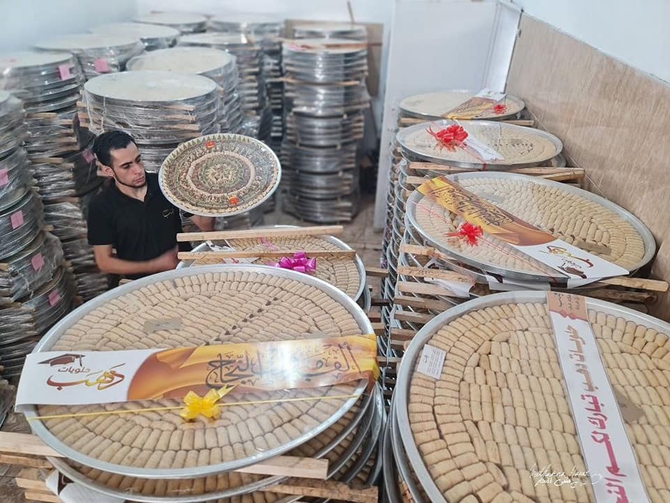 محال بيع الحلويات تتجهز  لاستقبال المهنئين بنتائج الثانوية العامة