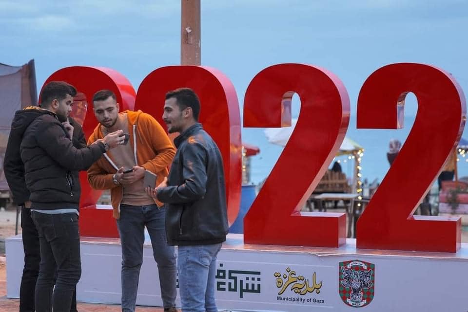 البحر وجهة الغزيين صيفاً وشتاءً ..