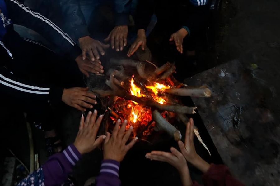في ظل الانقطاع الطويل للكهرباء وسيلة أهالي غزة للتدفئة 