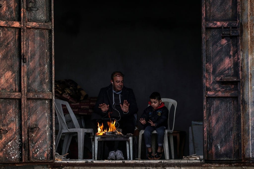 في ظل الانقطاع الطويل للكهرباء وسيلة أهالي غزة للتدفئة 