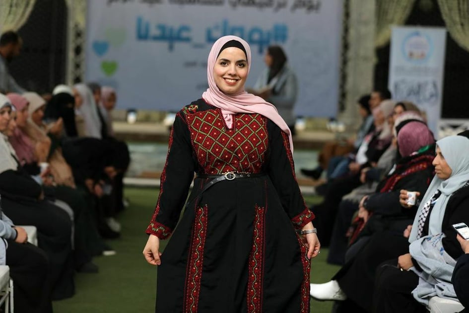 فلسطينيات يتزيّن بالثوب الفلسطيني، بمناسبة عيد الأم في غزة.