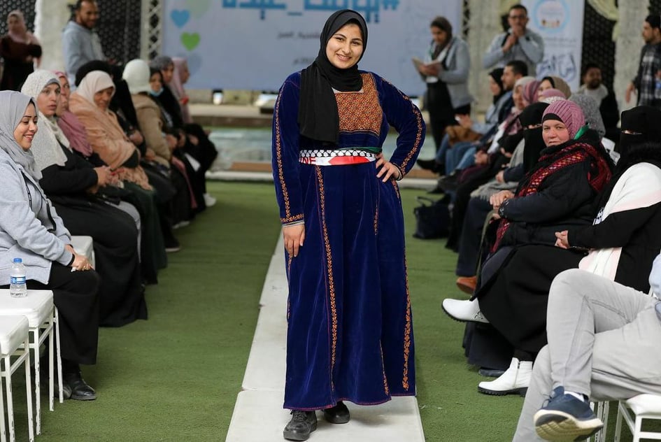فلسطينيات يتزيّن بالثوب الفلسطيني، بمناسبة عيد الأم في غزة.