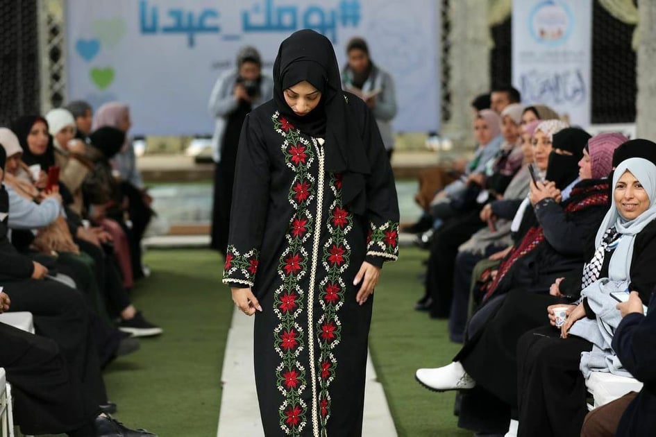 فلسطينيات يتزيّن بالثوب الفلسطيني، بمناسبة عيد الأم في غزة.